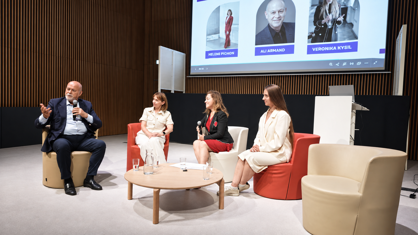Table ronde réunissant plusieurs intervenants