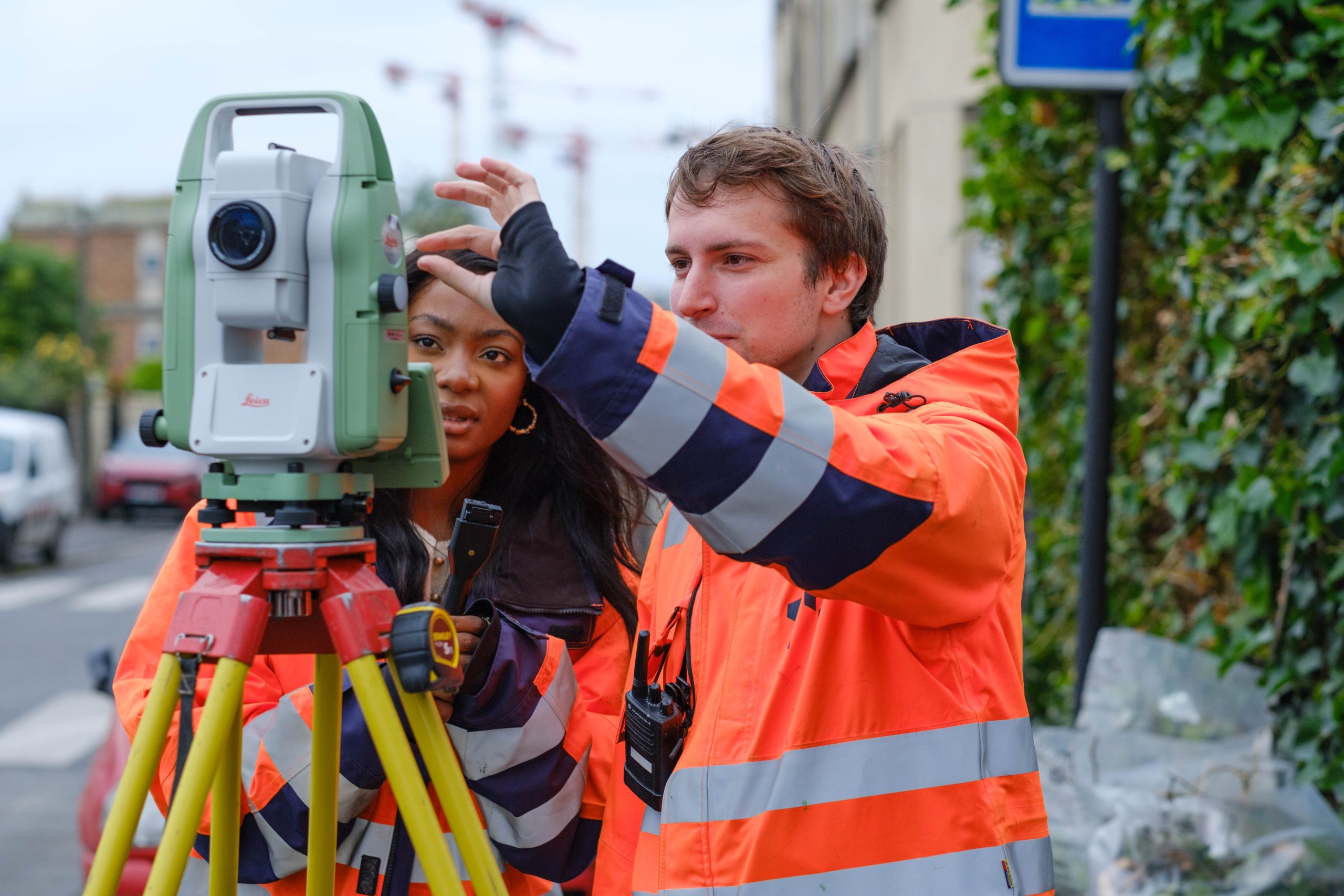 Présentation d’un instrument de mesure pendant le reportage
