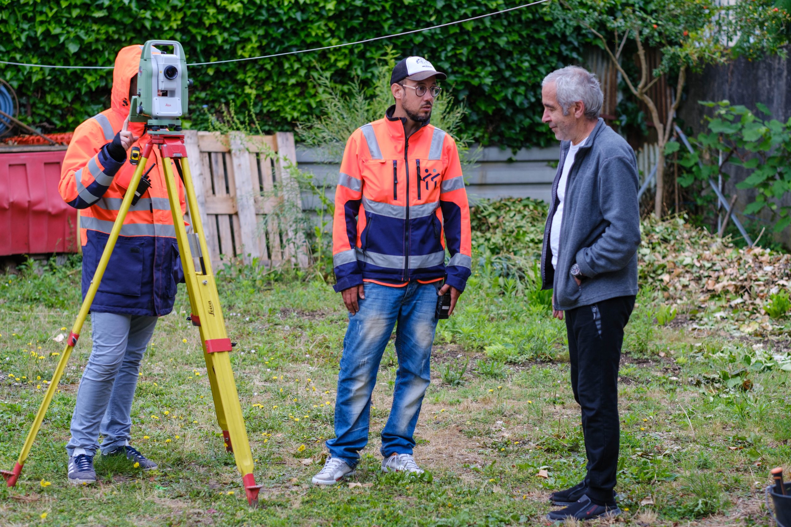 Géomètres et instruments sur le terrain