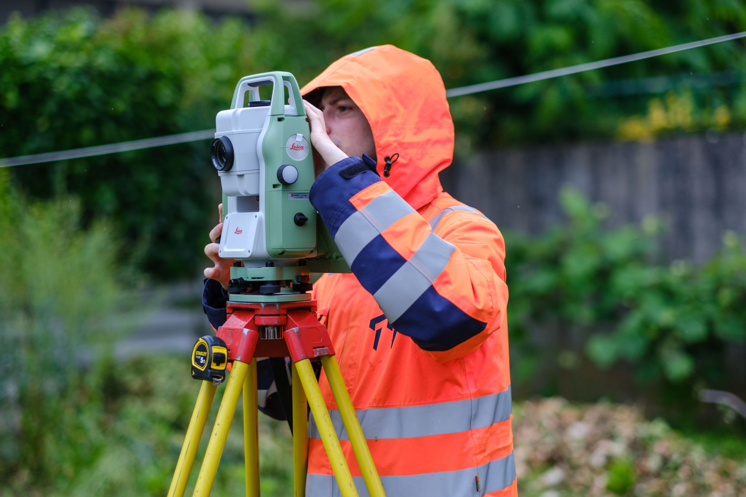 Utilisation d’un instrument de mesure par un géomètre