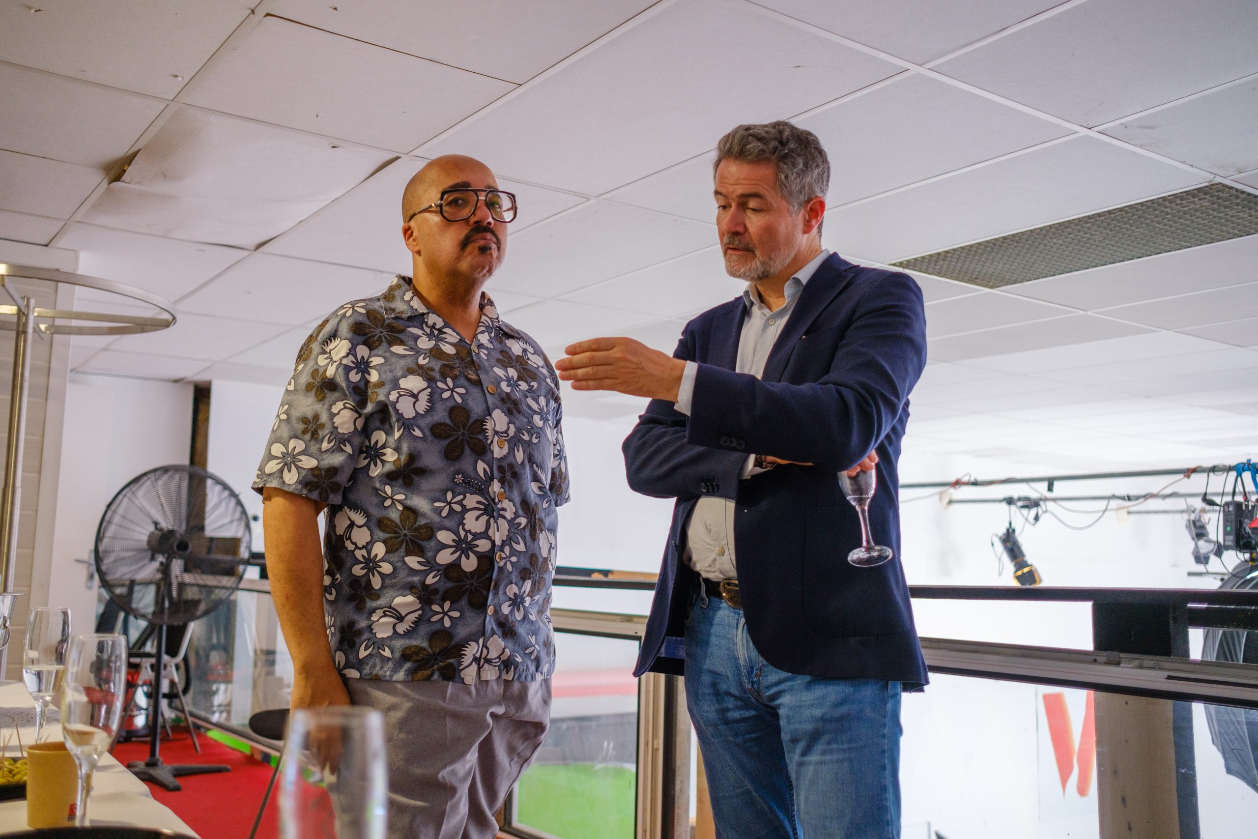Deux invités institutionnels échangent pendant le tournage