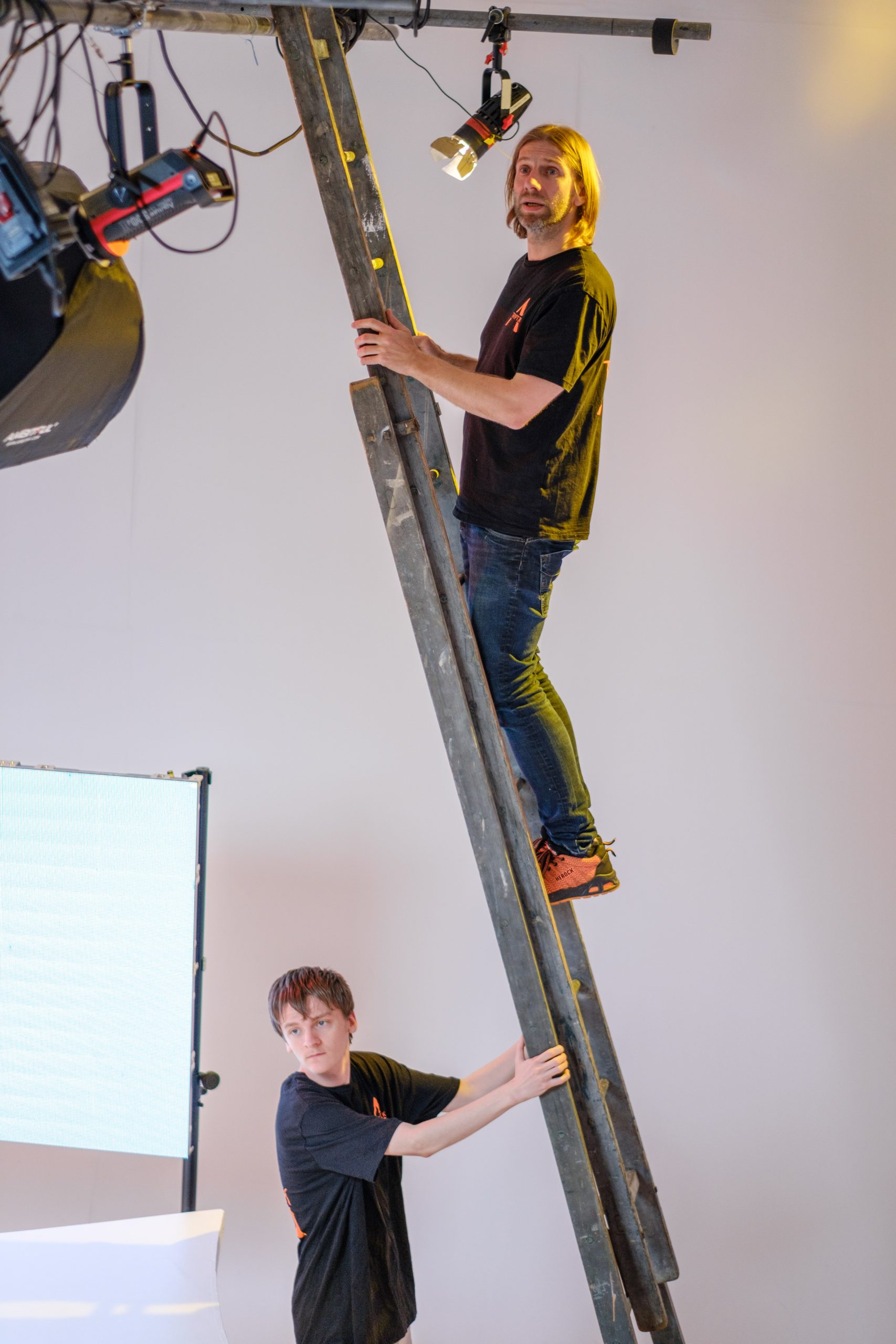 Installation des éclairages en hauteur sur le plateau