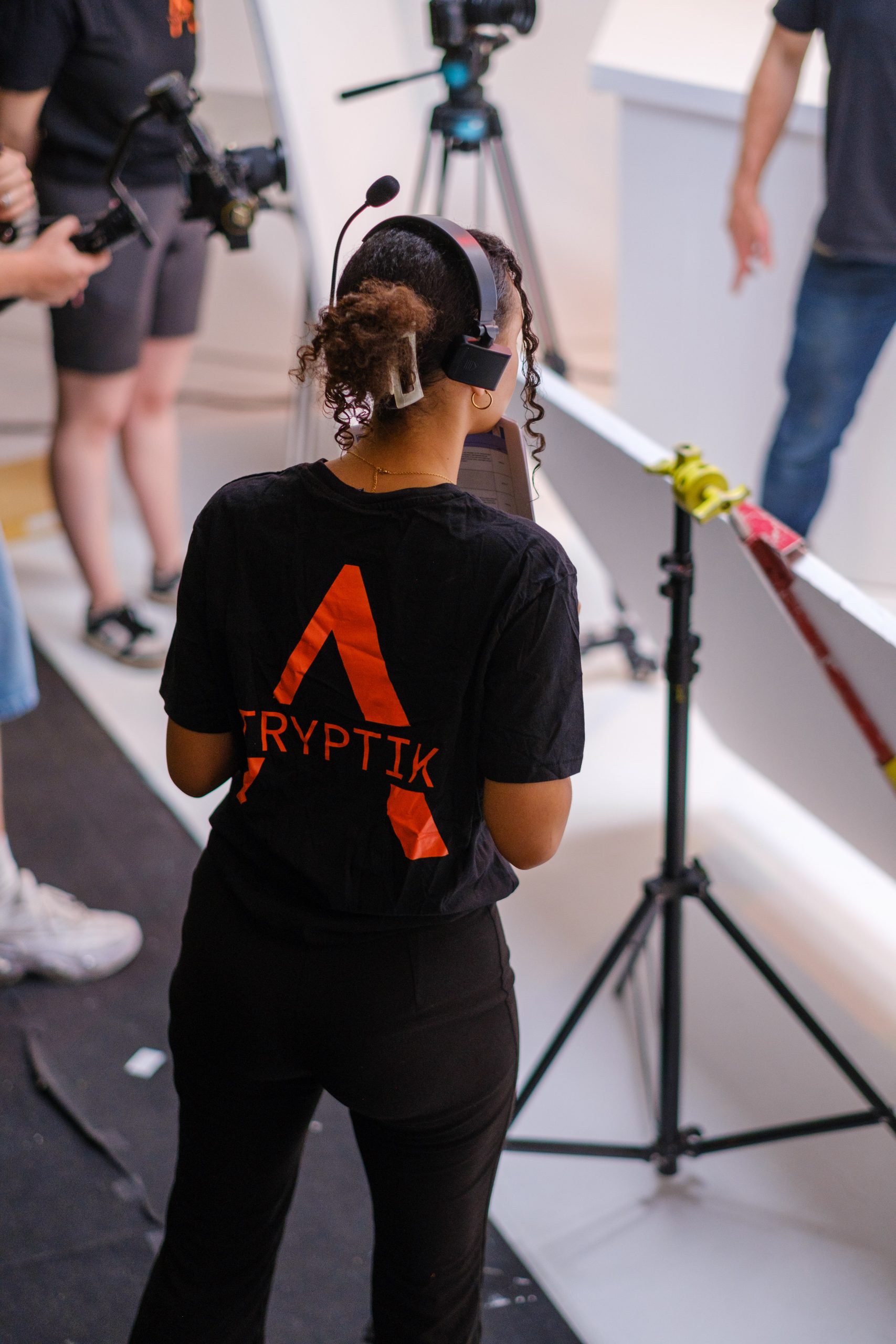 L’équipe technique de Tryptik prépare le plateau