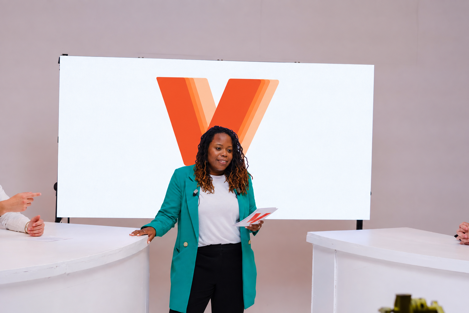 Délia Coliné présente l’émission Vocations sur le plateau