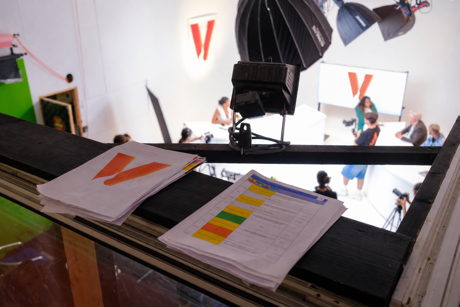 Documents de production au premier plan et plateau en activité