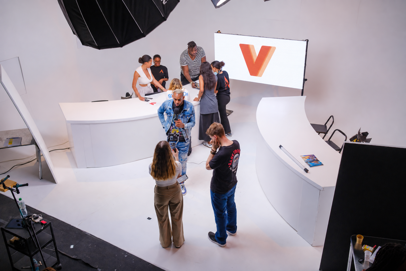 Vue large de l’équipe et des invités sur le plateau