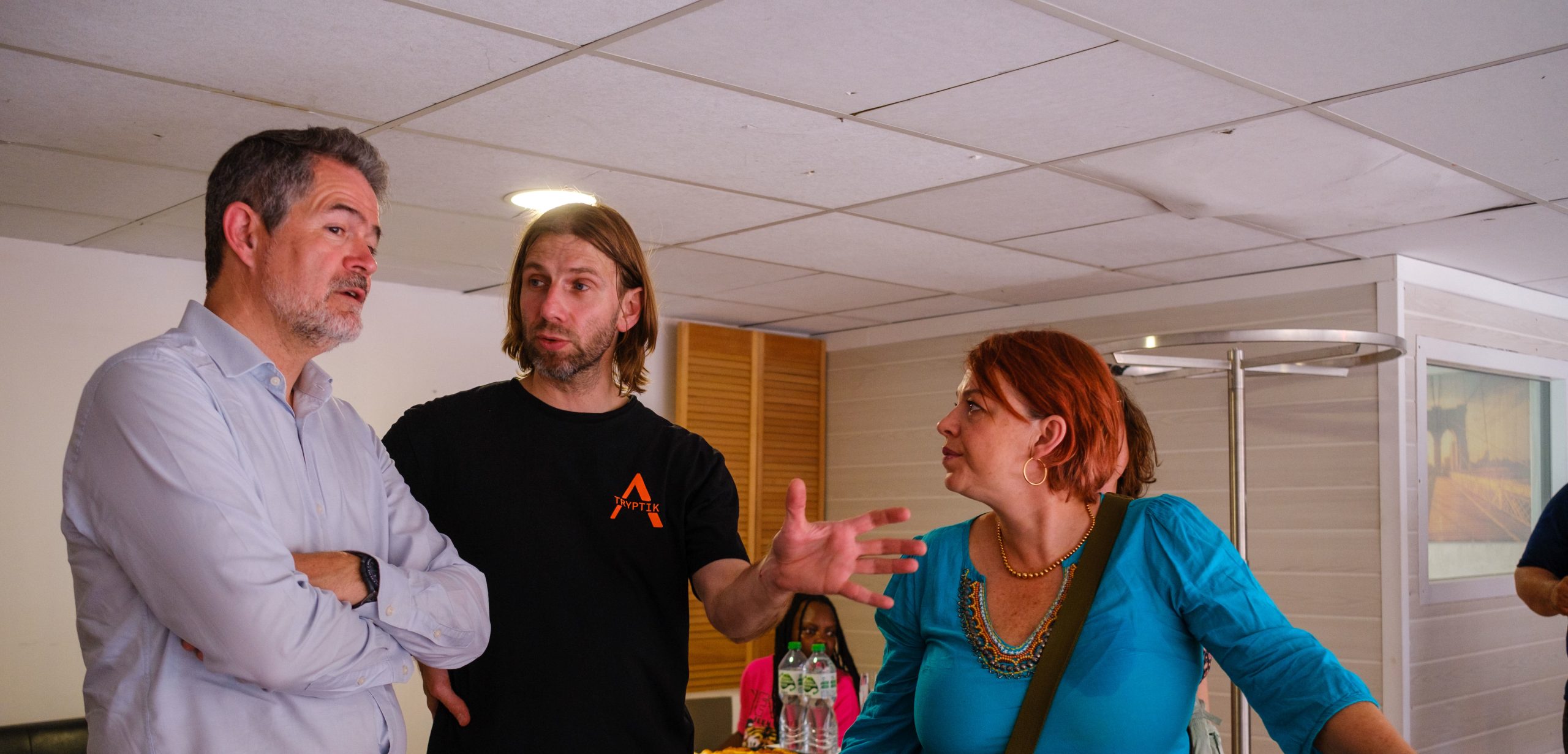 Échange avec des invités institutionnels sur la mezzanine